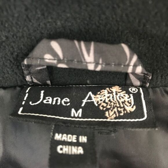 Jane Ashley lightweight puffer vest - Picture 4 of 6